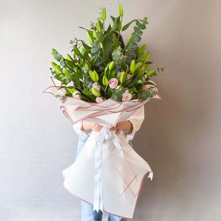  GRAND LILY BOUQUET